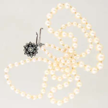 Pärlcollier doserad med odlade sötvattenspärlor, längd: 51cm, bredd: 2,9-6,1mm, lås med markasiter, bör träs om, defekt lås, silver 835/1000 bruttovikt: 10,8g. 