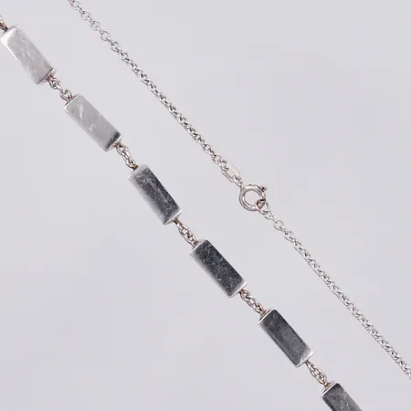 Collier längd ca 44,5cm, bredd ca 1-5mm, stämplad: 925/1000 silver Vikt: 18,2 g