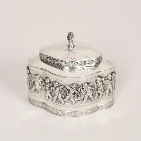 Dosa med lock, reliefdekor, höjd: 80mm, bredd: 90mm, gravyr på lock, 830/1000 silver.  Vikt: 158,6 g