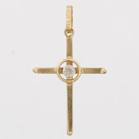 Ett hänge i form av ett kors med vit sten, längd inkl. ögla: 31mm, bredd: 17mm, 18K guld.  Vikt: 0,7 g