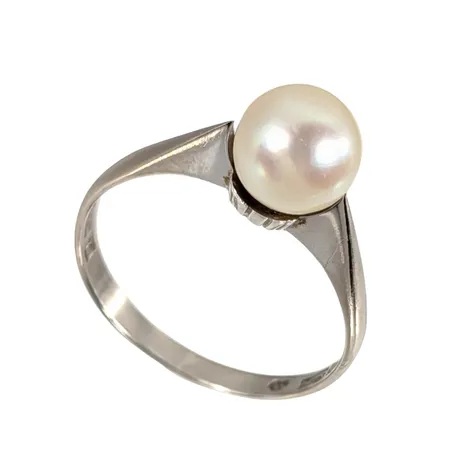Ring, 18K vitguld, odlad Pärla Ø 7,5 mm, blåvitrosa ton, god lyster, Ø18,0 mm, skenans bredd 2 mm Vikt: 2,8 g
