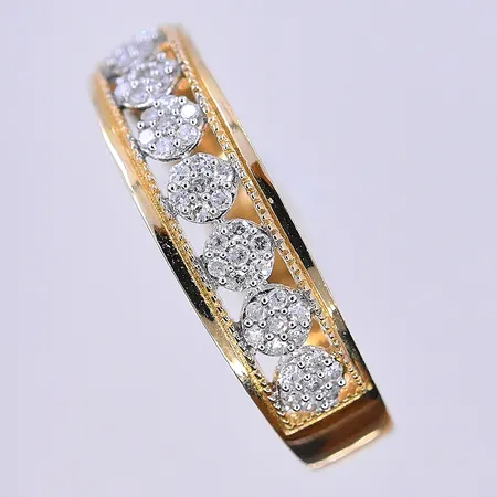 Ring med vita stenar stl:17, bredd 3-5 mm, 18K. Vikt: 1,8 g