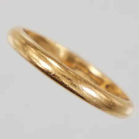 Ring slät, stl 21½, bredd 3mm, något skev, gravyr, 23K Vikt: 6,4 g