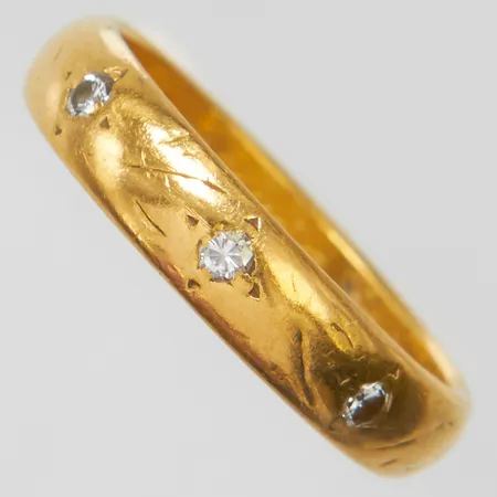 Ring med diamanter 3 x ca 0,02ct, stl16, bredd 4mm, svenska stämplar, gravyr, 23K Vikt: 4 g