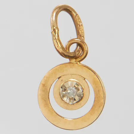 Hänge med diamant 1 x ca 0,005ct, längd ca 15mm, bredd 8mm, finska stämplar, slitage, 18K Vikt: 0,5 g