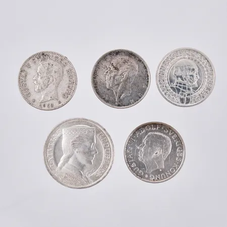 3 Stycken 2-kronor (1938, 1938, 1921), 1 mynt 10-kronor 1972, 1 mynt latvia, 80%-83% silver Vikt: 88 g