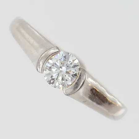 Ring med briljantslipad diamant 1 x ca 0,50ct W-TCr(H-I)/VS2, stl 18¼, bredd 1,5-5mm, PT950 Platina Vikt: 4,6 g