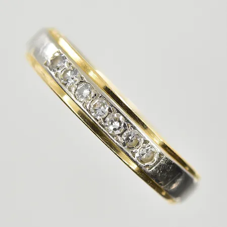 Ring med diamanter 7x0,01ct, stl 18, bredd 3 mm, rödguld/vitguld, 18K. Vikt: 2,9 g