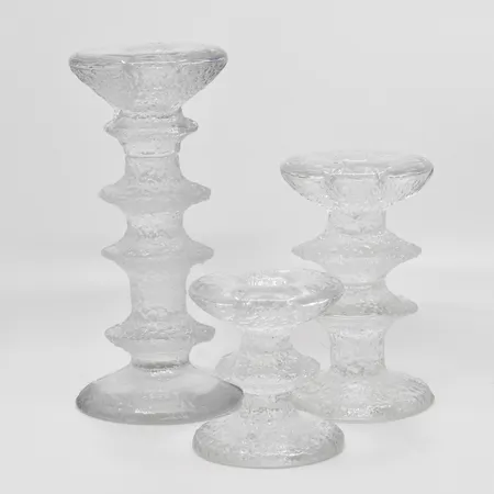 Tre ljusstakar  Festivo Timo Sarpaneeva Iittala, höjd 7,5cm, 12,5cm, 18cm, signerad TS, sliten etikettmärkning, nagg på stora ljusstaken Skickas med postpaket.