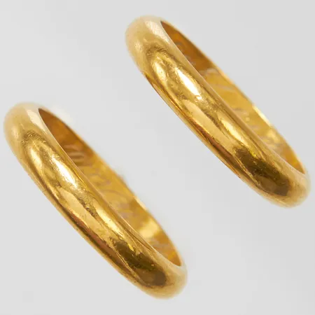 Två ringar släta, stl19, 3,8mm, gravyrer, 23K Vikt: 13 g