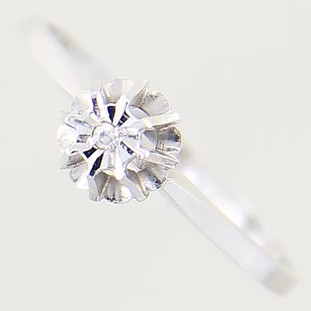 Ring med diamant ca 0,01ct, stl 17, bredd 1,5-6mm, vitguld, 18K  Vikt: 1,5 g