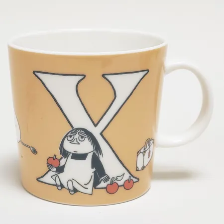 Mumin ABC-mugg bokstaven X, Misan, Muminmamman och Mumintrollet plockar äpplen, höjd: 9cm, volym: 0,4l, stämplad ABC collection by Arabia, spökstämpel QC1024, tillverkad oktober 2024