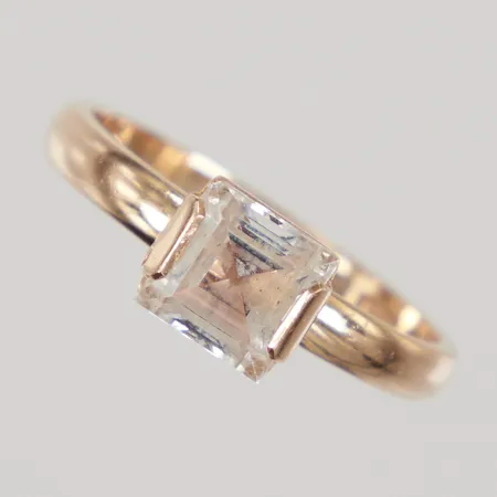 Ring med vit sten stl 19¾, bredd 3-7mm, flera nagg, gravyr, 18K, Vikt: 4,7 g