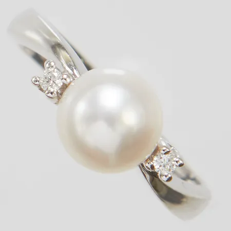 Ring med odlad saltvattenpärla samt diamanter 2 x ca 0,02ct, stl17, bredd 1,5-7,5mm, vitguld, italienska stämplar, 18K Vikt: 3,2 g