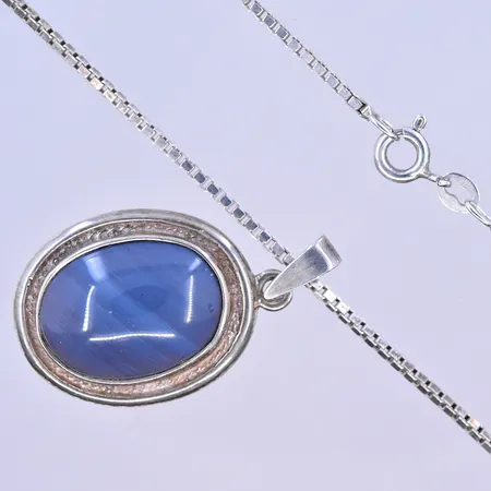 Kedja Venezia med hänge blå sten längd på kedja 71 cm och bredd 2 mm, längd på hänget 35 mm och bredd 21 mm, silver 925/1000. Vikt: 17,1 g
