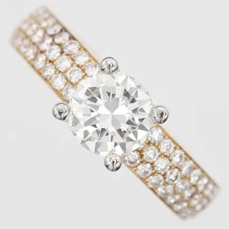 Ring med briljantslipade diamanter 1 x ca 1,22ct TW(G)/VVS kulettfasett, 56 x ca 0,01ct, stl: 18, bredd: 4 - 7mm, tvåfärgad, ostämplad, etui medföljer, 18K guld. Vikt: 8,1 g