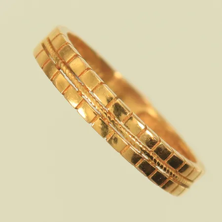 Ring med mönster stl 16, bredd 3mm, gravyr 21K, 2g Vikt: 2 g