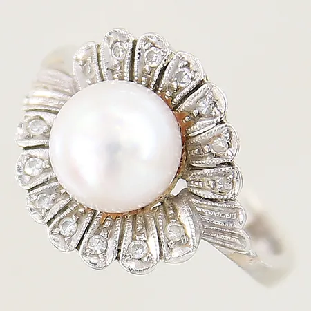 Ring med odlad pärla samt diamanter 14 x ca 0,005ct, stl 17½, bredd 3-14mm, vitguld, svensk importstämpel, pärla med mindre slitage, 18K  Vikt: 4,5 g