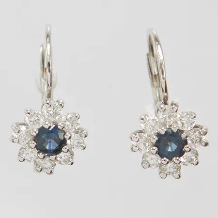 Ett par örhängen med safirer samt diamanter 16 x ca 0,03ct, längd ca 17mm, bredd 9mm, vitguld, 18K Vikt: 2,8 g