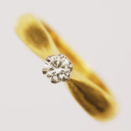 Ring med diamant, ca 0,23ct, stl 18¼, bredd 2,6-4,5mm, gravyr, 23K Vikt: 8,8 g