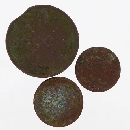 Tre mynt i koppar, olika valörer och årtal