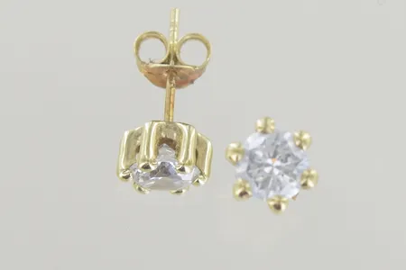 Ett par örhängen med sten bredd 5 mm 18K Vikt: 0,9 g