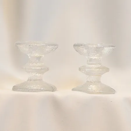 Ett par ljusstakar ur serien "Festivo", formgiven av Timo Sarpaneva för Iittala, höjd: 8,5cm, klarglas Skickas med paket.