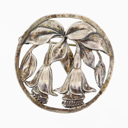 Brosch Ø41mm, ostämplad, skevheter, silver. Vikt: 6 g