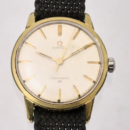 Herrur Omega Seamaster30, guld på stål manuell Ø35mm, cal 286 serienr 20774294 tygband repor på glas, inga tillbehör.