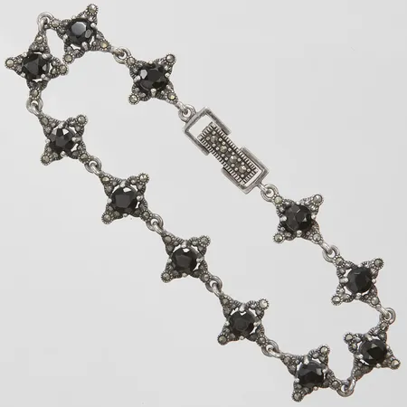 Armband med svarta stenar samt markasiter, längd ca 18,5cm, bredd 2-11mm, GHA, 925/1000 silver, bruttovikt: 9,9g.