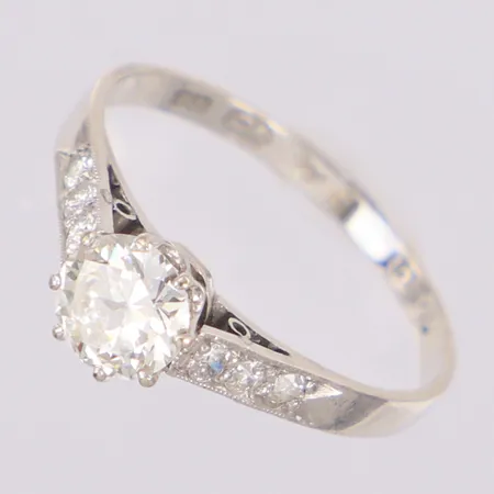 Ring med briljantslipade diamanter 1xca0,58ct, ca TCr(I)SI, 6xca0,02ct, en med nagg, stl:16¾, Göteborg  år 1935, Platina