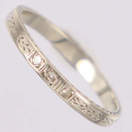 Ring vita stenar stl:17, bredd 2mm, vitguld, 8K  Vikt: 1,6 g