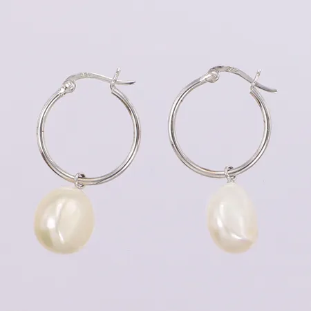 Ett par örhängen med plastpärlor, längd 36mm, 925/1000 silver Vikt: 6,5 g