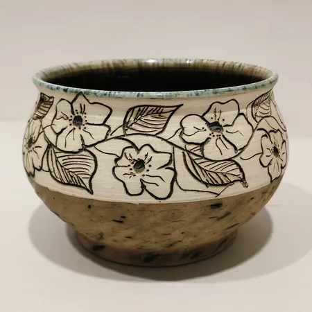 Skål Neda Visby, Ø 16cm, höjd 11cm, blomsterdekor i relief i beige och brunt, grönglaserad insida