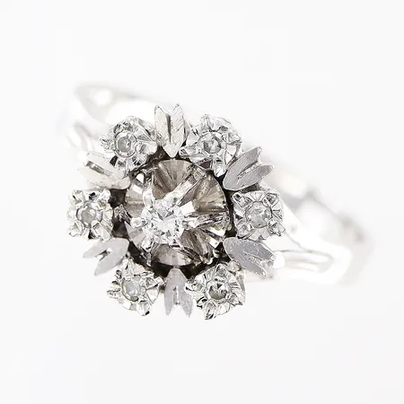 Ring med diamanter 6 x ca 0,01ct 8/8-slipade, 1 x ca 0,04ct briljantslipad, stl 17, bredd 2-10,5mm, vitguld, 18K Vikt: 3,8 g