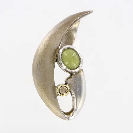 Hänge diamant ca 0,03ct grön sten 26x15mm, 1 infattning i 18K, matterat yta, silver 925/1000.  Vikt: 4,6 g