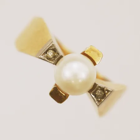 Ring med pärla och stenar, stl 16, bredd 2,8-9,2mm, Alton, år 1966, 18K Vikt: 3 g