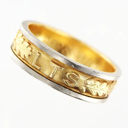 Ring, stl 18¼, bredd 6mm, gul/vitguld, märkt LTS på utsida, gravyr, 18K. Vikt: 7,8 g