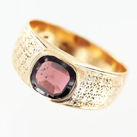 Ring med röd sten, stl 18¾, bredd 5-8,5mm, 14K Vikt: 5,8 g
