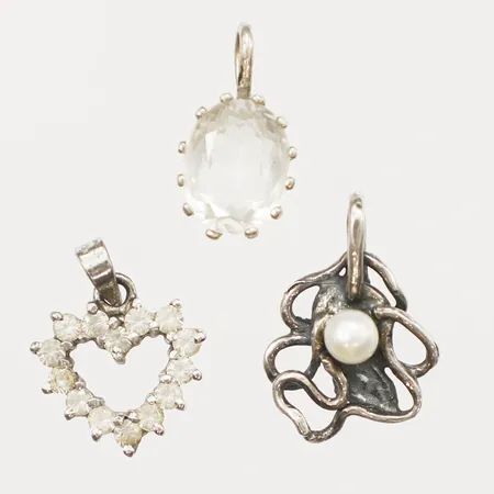 Tre hängen, längd 18mm, 15mm, 16mm, bredd 12,4mm, 8,9mm, 13mm, silver 925/1000 Vikt: 4 g