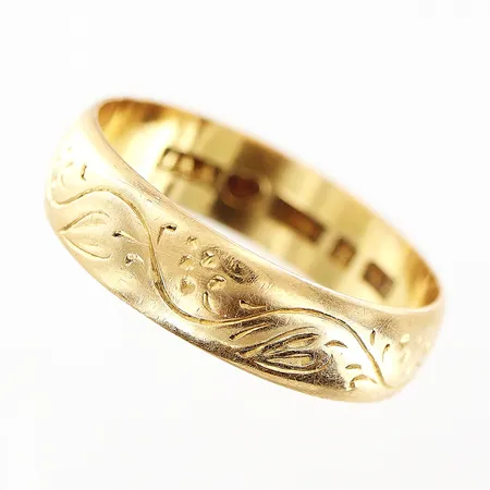 Ring med blomdekor, stl 18¼, bredd 5mm, 18K Vikt: 3,6 g