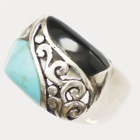 Ring med genombruten dekor samt turkos och onyx, stl 17¼, bredd 13,2mm, 925/1000 silver Vikt: 6,4 g