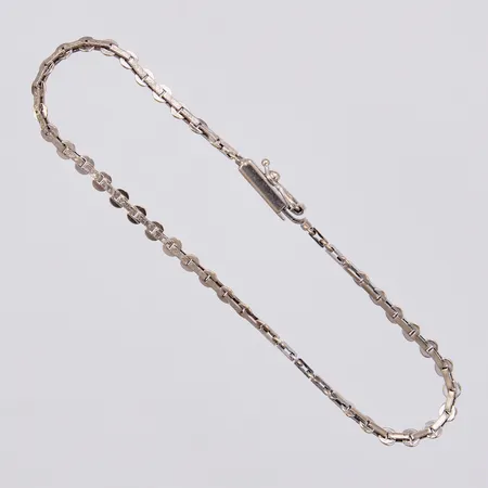 Armband längd: ca 18,5cm bredd: ca 3,5mm vitguld 18K  Vikt: 5,1 g