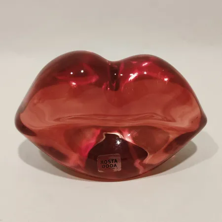 Konstglas Make Up Hot Lips Åsa Jungnelius för Kosta Boda röd höjd: 6cm, bredd: ca 10cm, etikettmärkt, små repor