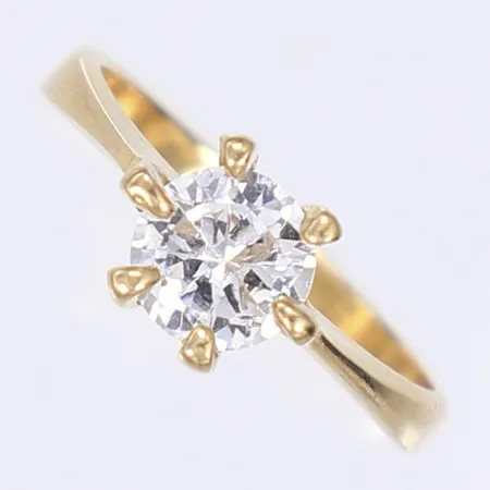 Ring med vit slipad sten stl 18¼ bredd 3-8mm stenen är lös i fattningen 18K Vikt: 4,5 g