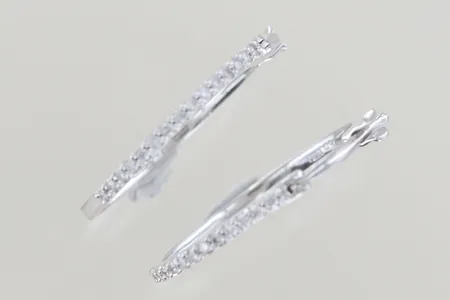 Ett par örhängen med diamanter, diam 2 cm, 18K  Vikt: 2,4 g