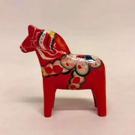 Dalahäst, röd, höjd 13cm, G.A Olsson, Nusnäs, lätt slitage, trä