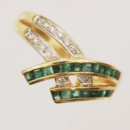 Ring med smaragder och diamanter 12xca0,01ct, stl 18½, bredd 3-11mm, saknar sten, 18K Vikt: 4,9 g