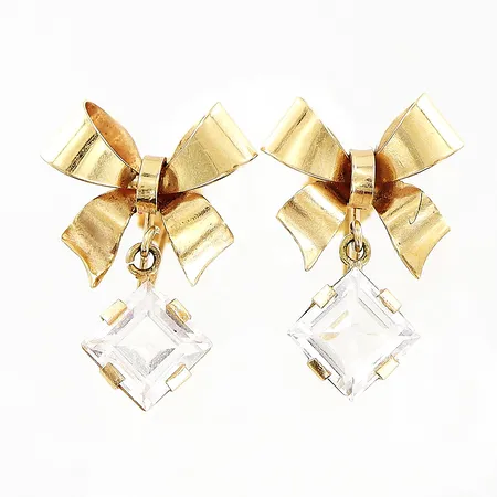 Ett par örhängen, vita stenar, 14x20mm, mindre defekter, skruvspänne, 18K Vikt: 2,7 g