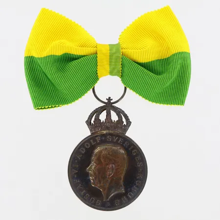 Silvermedalj/mynt, Ø31mm, längd inkl kronan ca 44mm, Gustaf VI Sveriges konung, 1967, gravyr, tygband, Vikt: 15,8 g